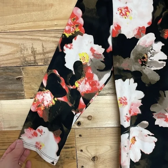 T Tahari size large black floral 3/4 sleeve blouse - Picture 2 of 10